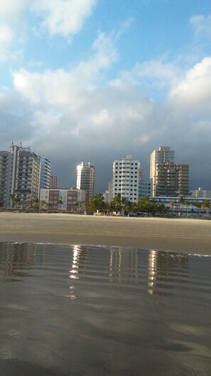 On the beach - Excellent apartment, 02 bedrooms. Full sea view. 8 people. Wi-Fi (Praia Grande)
