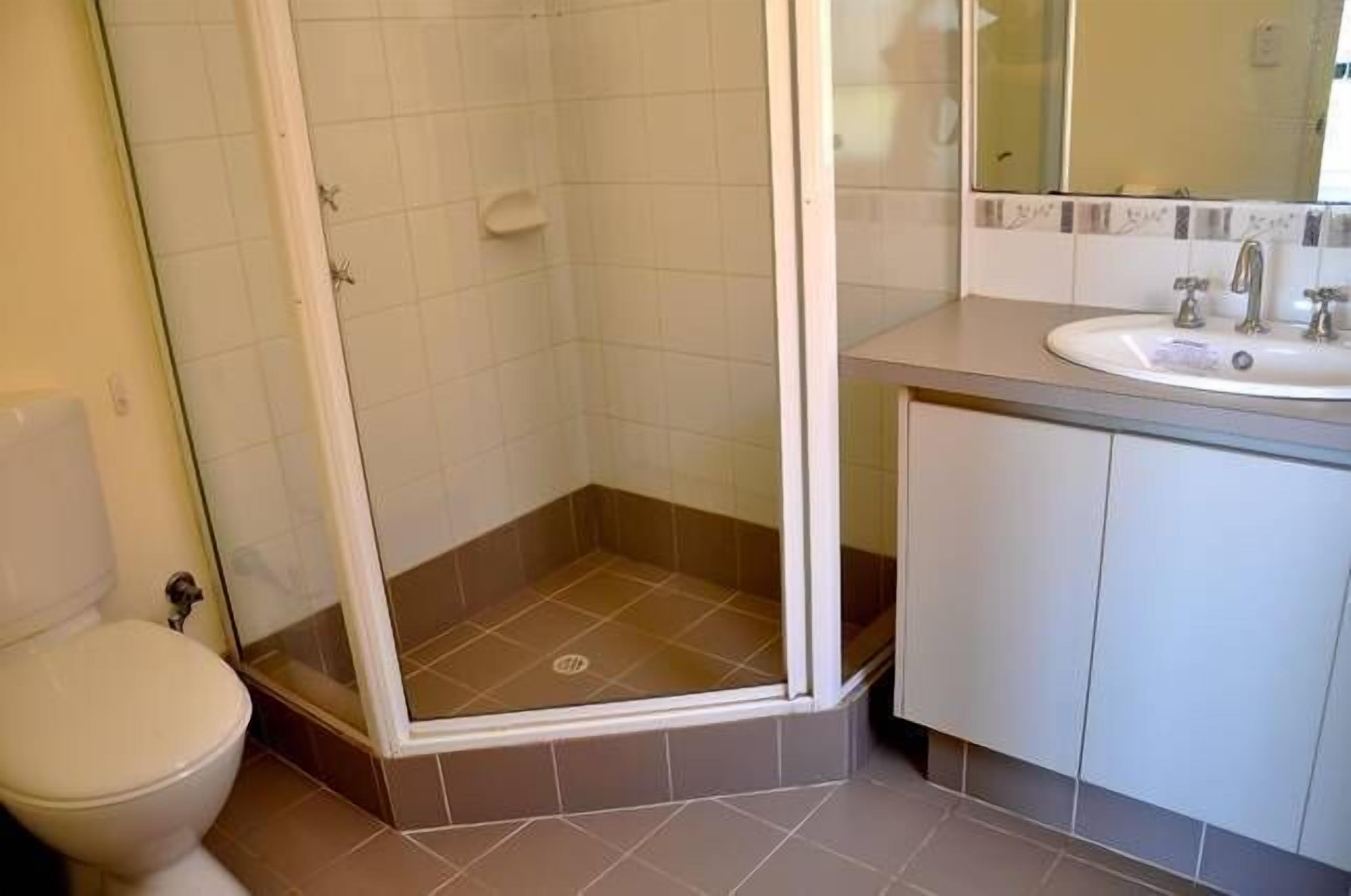 Cannington Home Accommodation House 2 (4 bedrooms & 2 bathrooms) — image 13