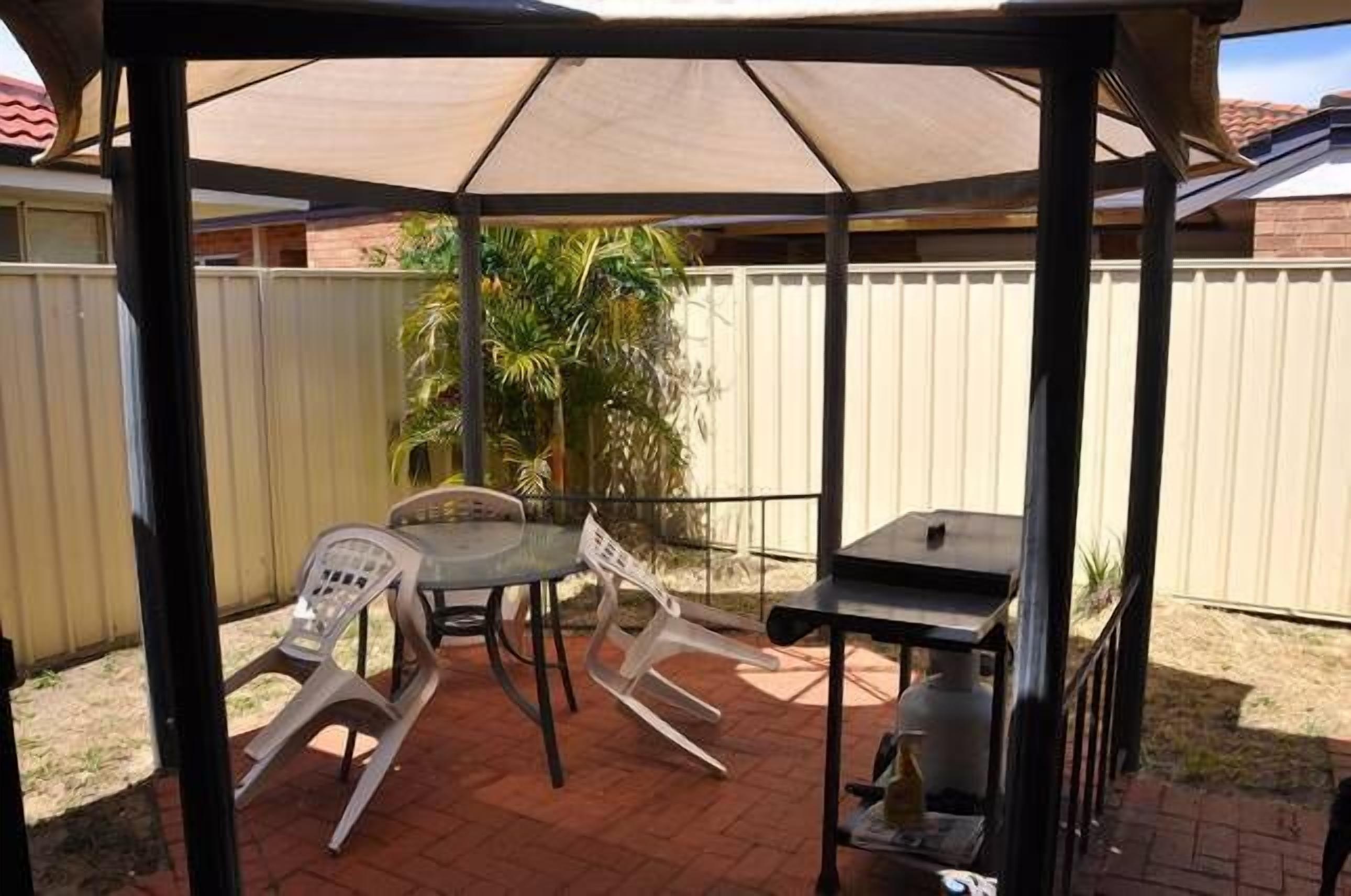 Cannington Home Accommodation House 2 (4 bedrooms & 2 bathrooms) — image 17