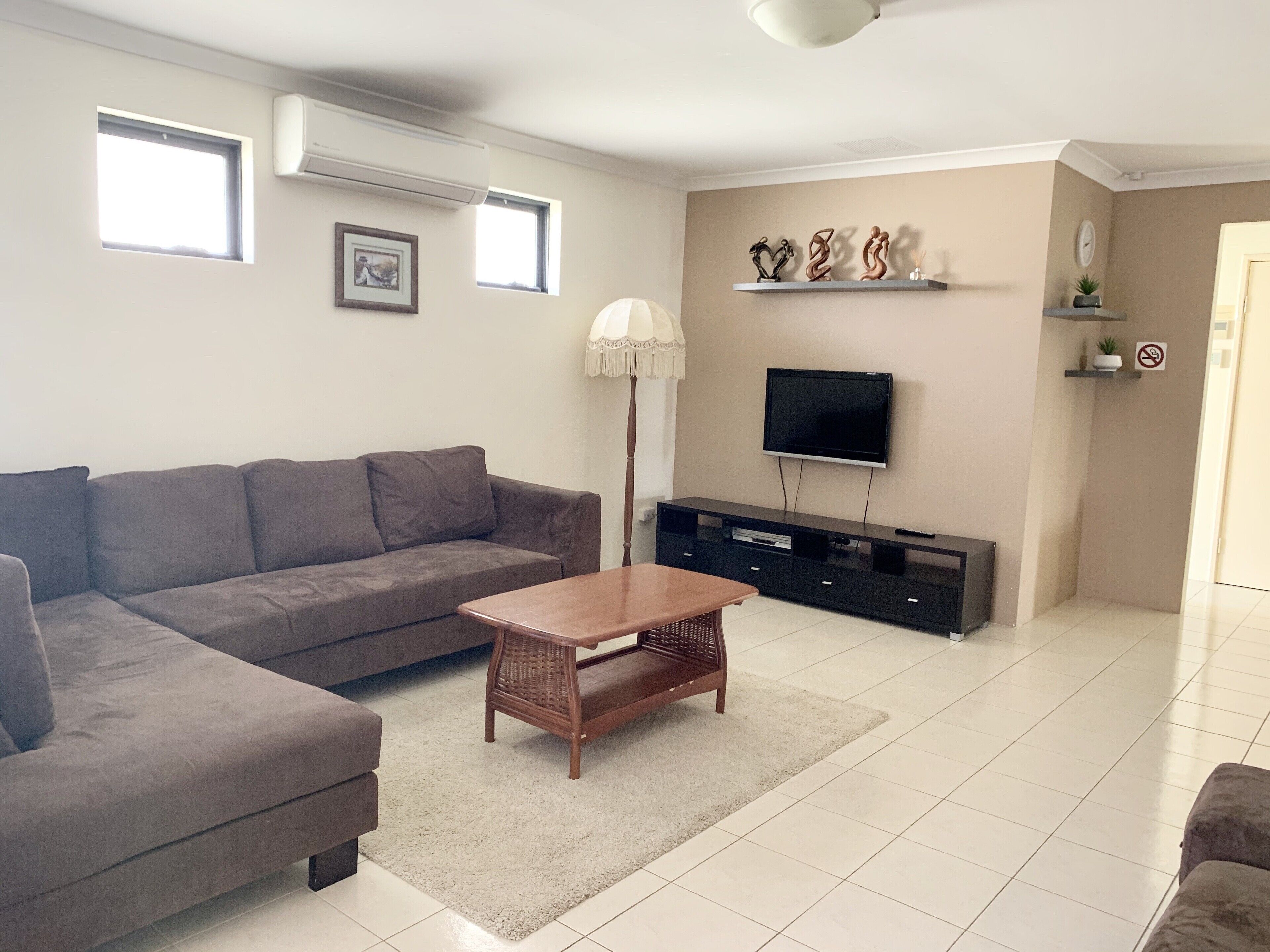 Cannington Home Accommodation House 2 (4 bedrooms & 2 bathrooms) — image 6