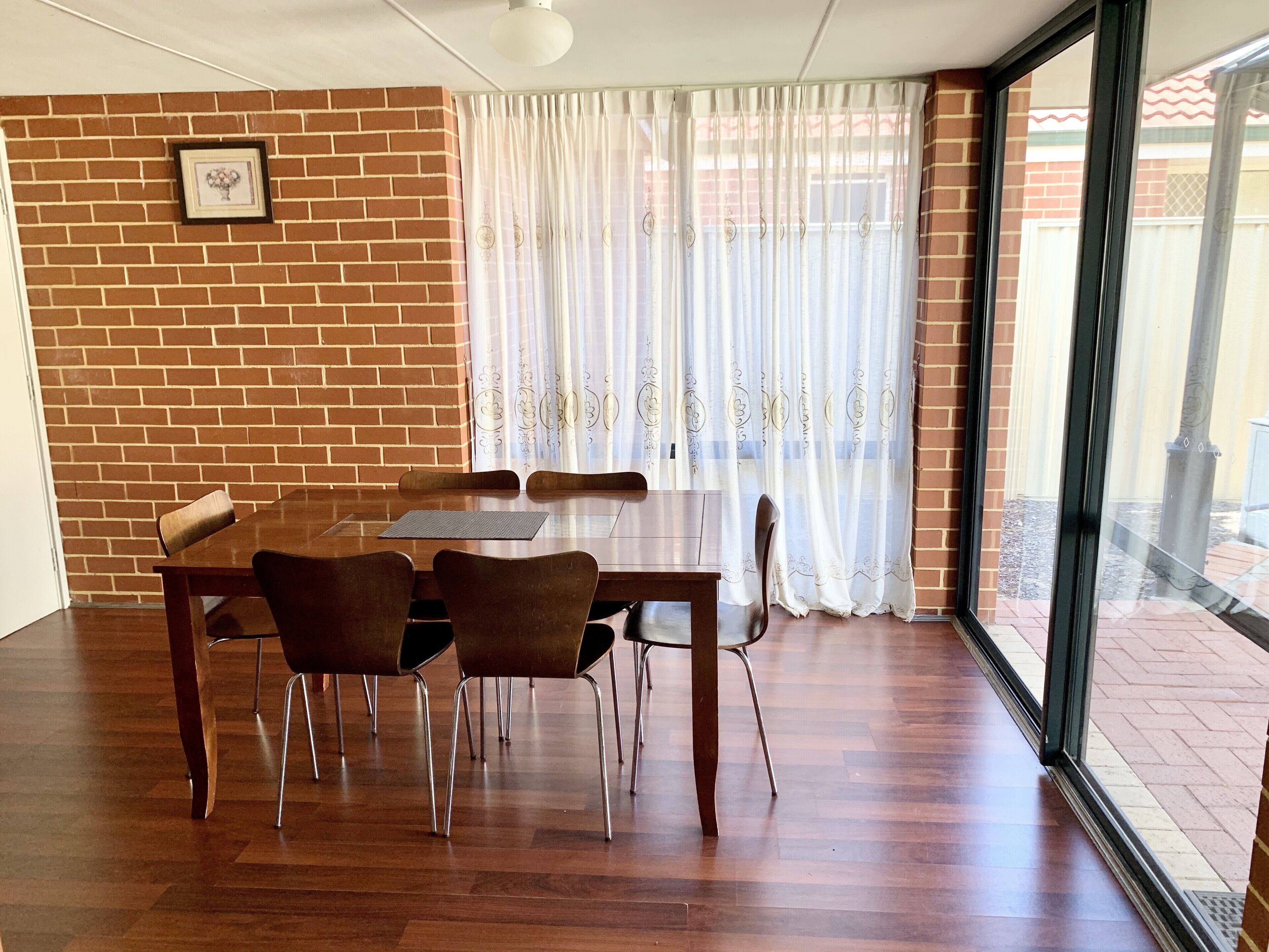 Cannington Home Accommodation House 2 (4 bedrooms & 2 bathrooms) — image 10