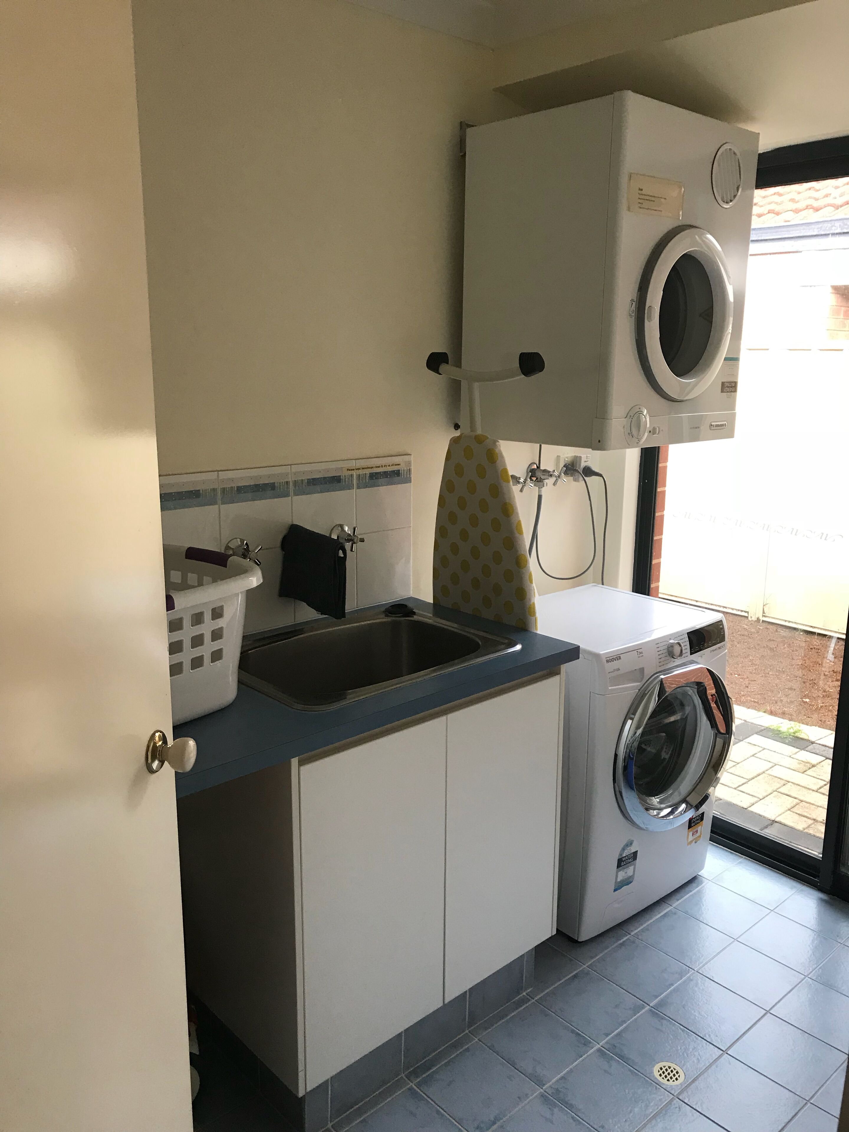 Cannington Home Accommodation House 2 (4 bedrooms & 2 bathrooms) — image 3