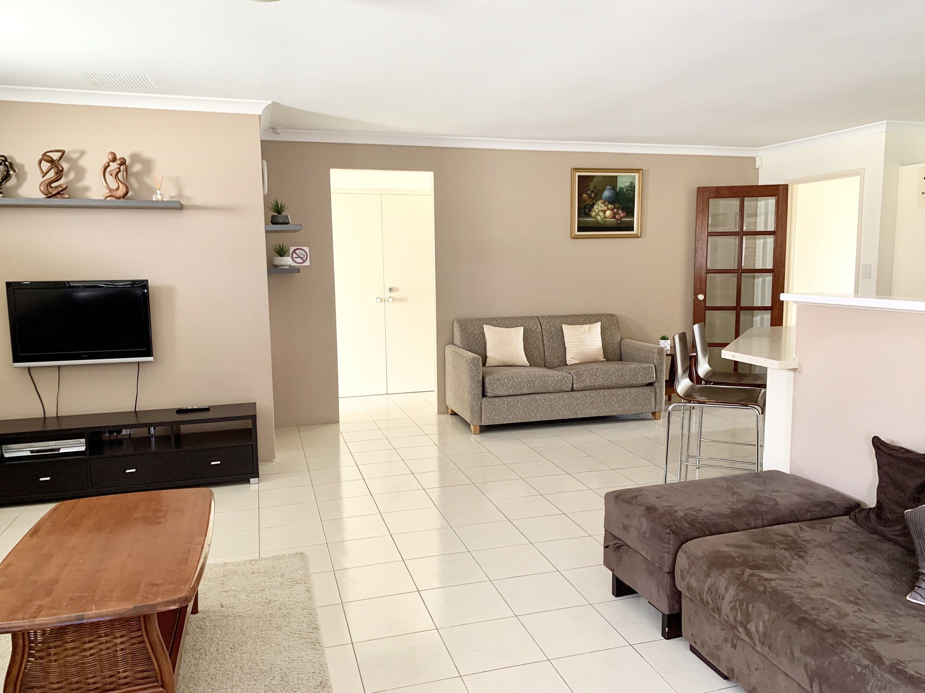 Cannington Home Accommodation House 2 (4 bedrooms & 2 bathrooms) — image 8