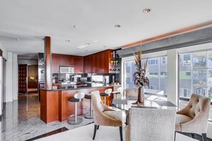 Dining - Corner Bayfront balcony, beach, parking, bikes (San Diego)