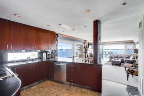 Fridge, microwave, oven, stovetop - Holiday@Gary's Bayfront-BalconyView+parking+bikes! (San Diego)