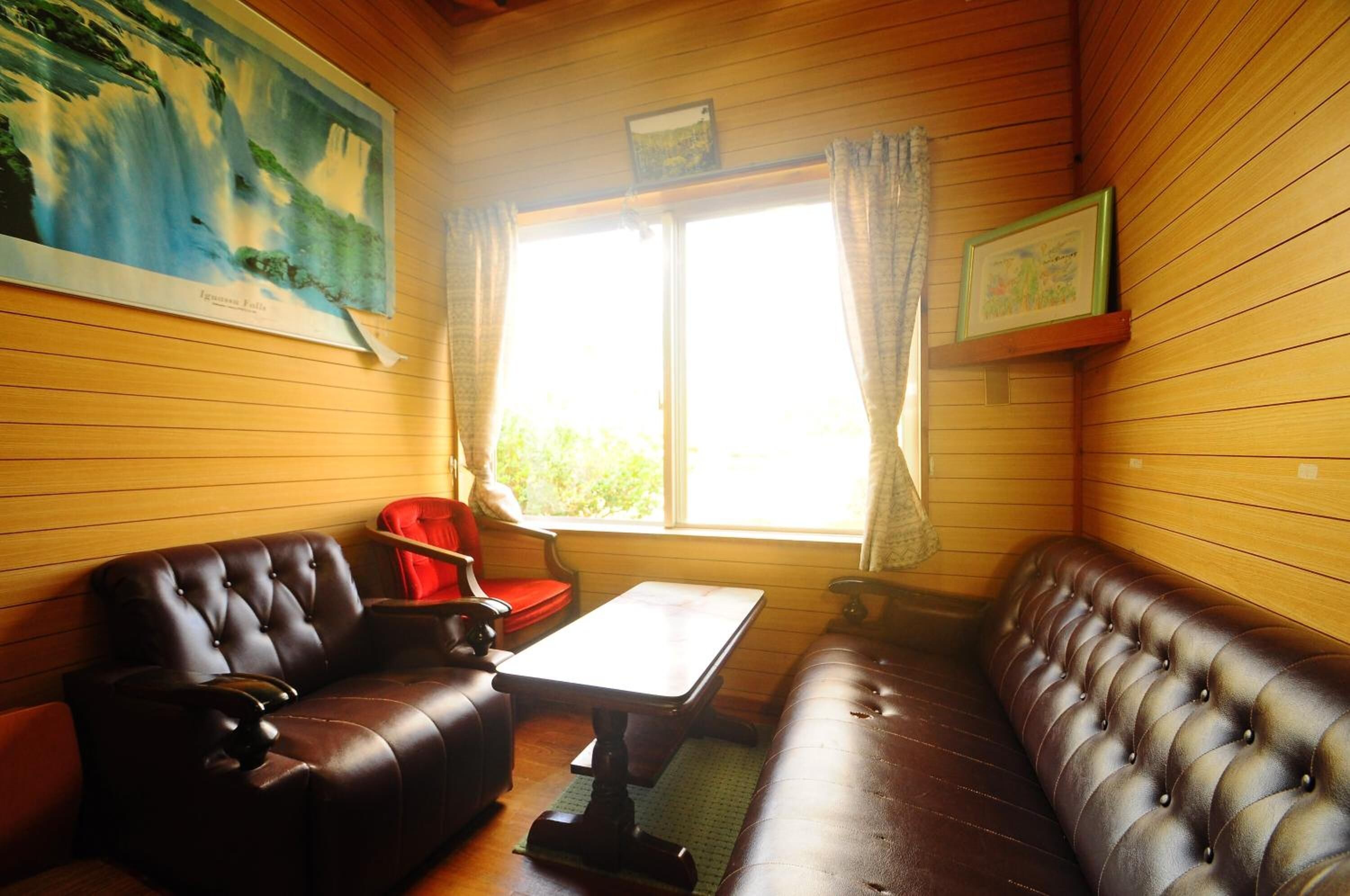 Una televisión de pantalla plana