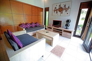 LCD-Fernseher, Kamin, DVD-Player, Stereoanlage