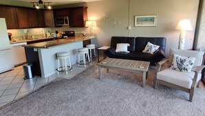 Smart TV, DVD player, books, stereo - Great Condo In Maui, Ocean View, Swimming Pool, Kihei Alii Kai (Kihei)
