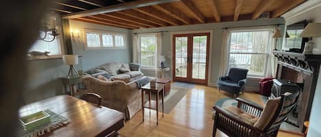 Smart TV, chimenea y libros