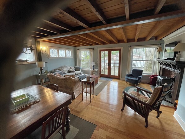 Una Smart TV, una chimenea, libros