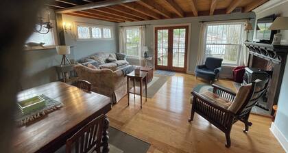 Immaculate Year-Round Lakefront-Charming cottage, swimming, boating, central air
