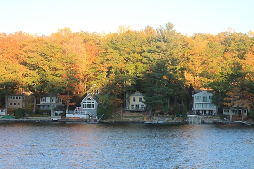 Immaculate Year-Round Lakefront-Charming cottage, swimming, boating, central air