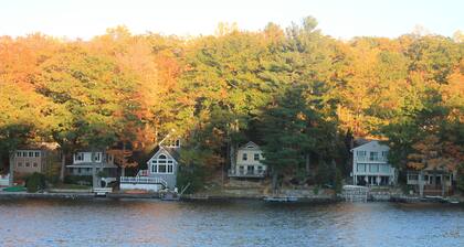 Immaculate Year-Round Lakefront-Charming cottage, swimming, boating, central air
