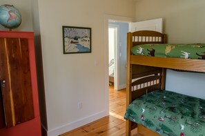 3 bedrooms, desk, iron/ironing board, free WiFi - Immaculate Year-Round Lakefront-Charming cottage, swimming, boating, central air (Winchester)