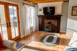 Una Smart TV, una chimenea, libros