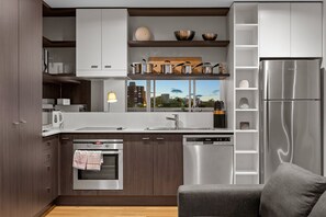 雪櫃、微波爐、焗爐、爐具