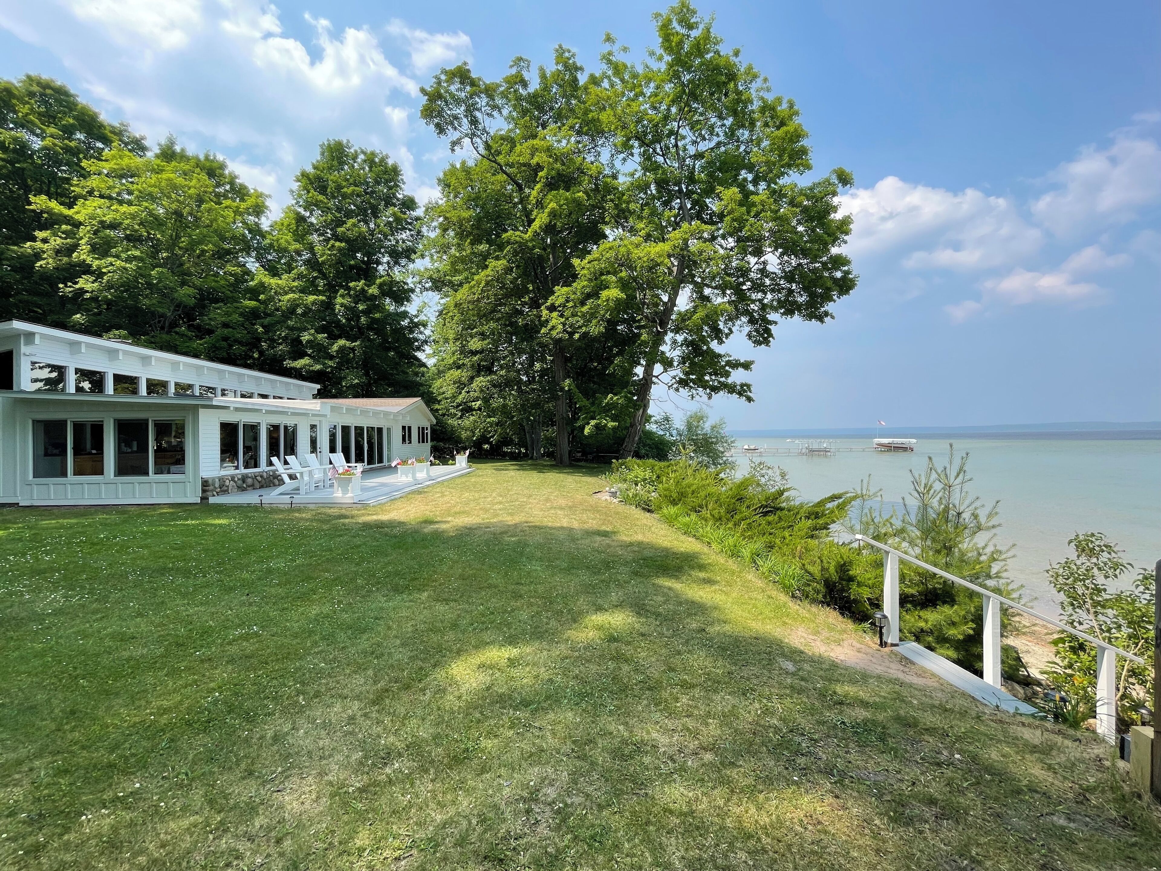 Peaceful lakefront cottage, Prime location, Nature Preserve at your back door