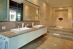 Combinazione doccia/vasca, asciugacapelli, bidet, asciugamani