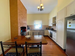 Fridge, microwave, oven, stovetop - Pet Friendly Holiday Accommodation! (Cessnock)