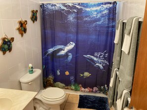 Combined shower/bathtub, jetted bath, hair dryer, towels - Puerto Salinas 3 bdrm fully air conditioned garden apartment, WiFi, 2 parkings (Cabo Rojo)