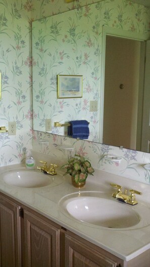 وحدات دش مع أحواض استحمام، مجففات شعر، مناشف، صابون