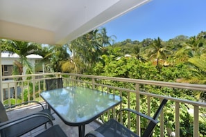 Outdoor dining - Driftwood Mantaray Two Bedroom Two Bathroom Apartment (Douglas)