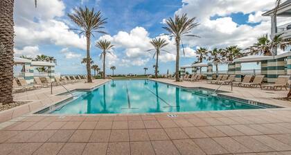 Top Floor - Lake Views - Walk to Beach - Pet Friendly - Large Unit