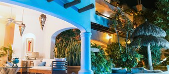 1st CLASS PVT Pool Hot Tub AC 1 Block Main ST Amazing VIEWs SpotLess So Perfect