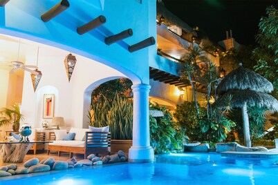 1st CLASS PVT Pool Hot Tub AC 1 Block Main ST Amazing VIEWs SpotLess So Perfect