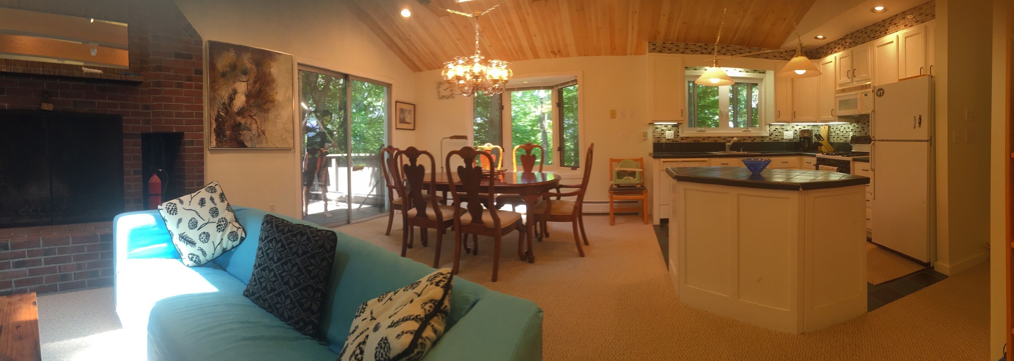 Walk to the village 6bed 4bath sleeps 15; newly renovated with 2 skylights. 