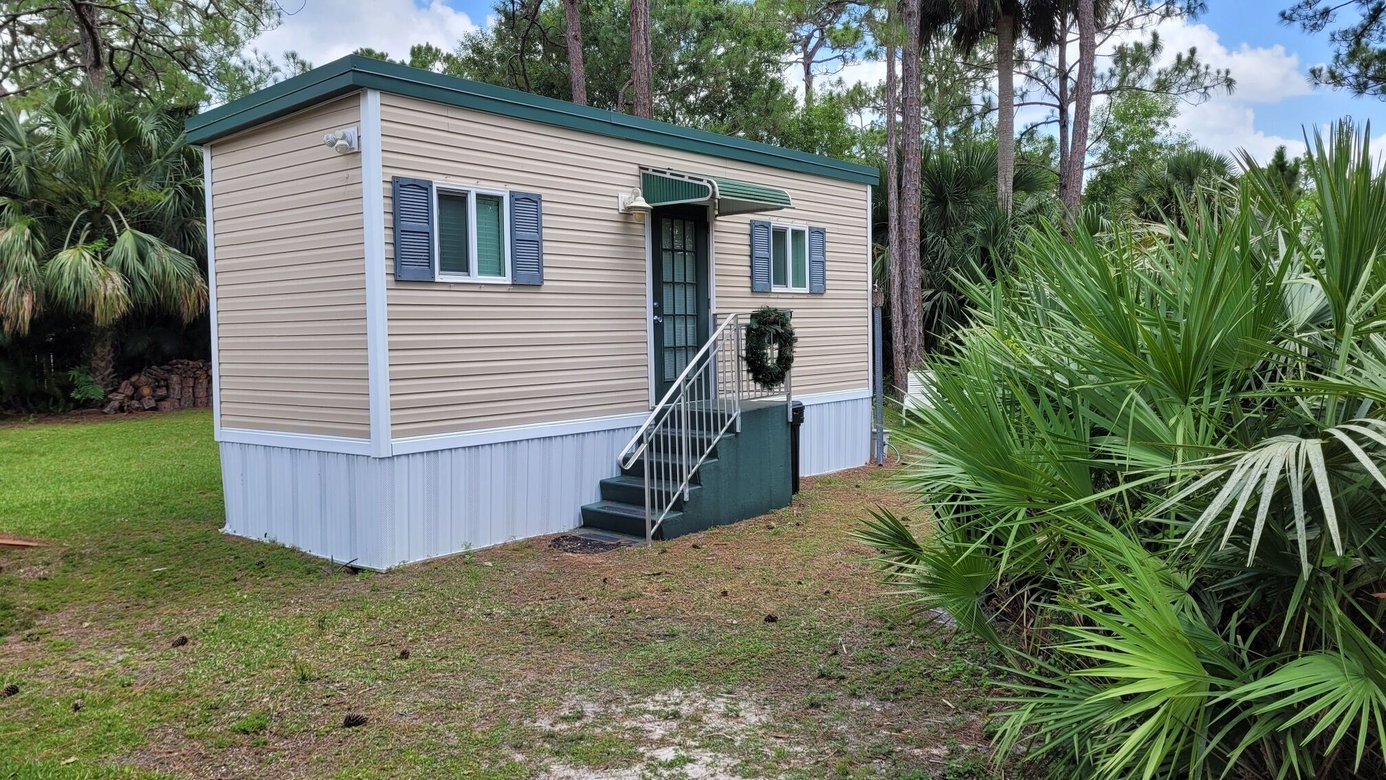 The Tiny Abode - 200 sq. ft. of private house offering all needed for your stay.