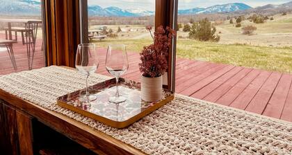 Near Chico Hot Springs, Hot Tub, 2 Fireplaces, IR Sauna, EV Charger, Foosball