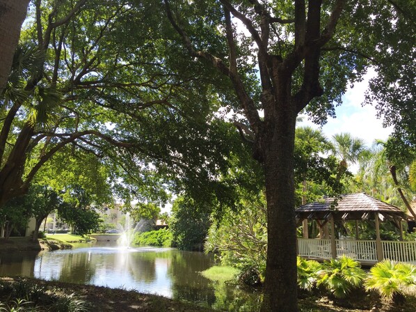 Property grounds - Seaside condo in Jupiter with private views and steps to the beach. (Jupiter)