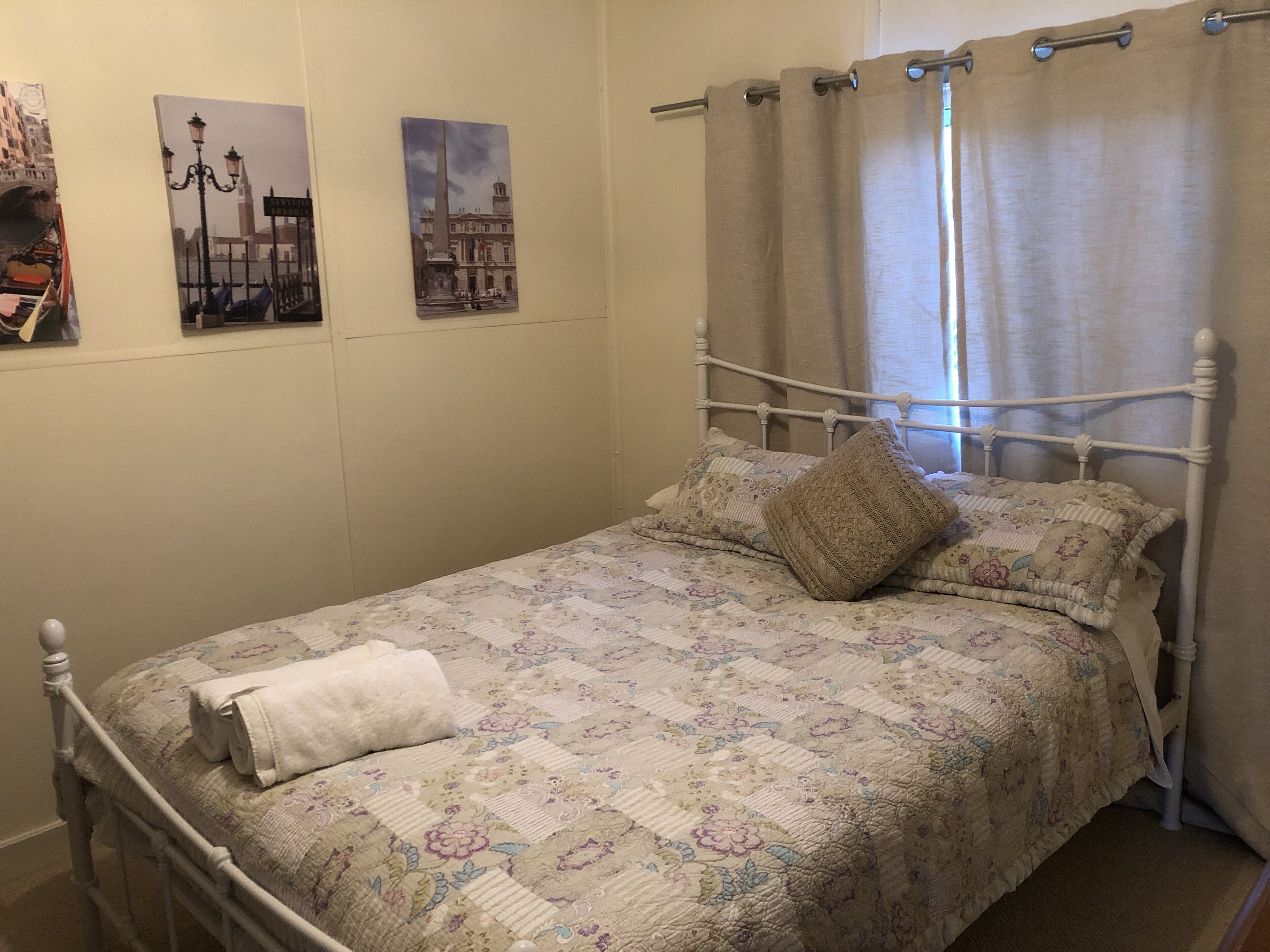 Boddington Retreat located near river has free wifi