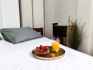 3 Schlafzimmer, Schreibtisch, Bügeleisen/Bügelbrett, WLAN