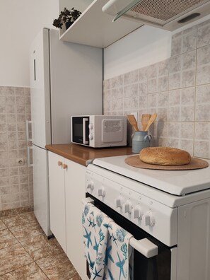 Een koelkast, een microgolfoven, een oven, een kookplaat