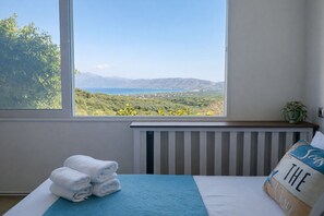 3 habitaciones, escritorio, tabla de planchar con plancha y wifi