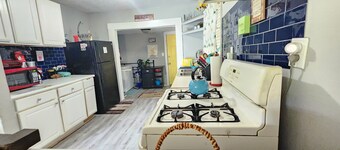 Atlanta Bungalow Near Mercedes Benz with fenced backyard ideal for longterm stay