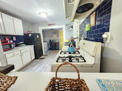 Atlanta Bungalow Near Mercedes Benz with fenced backyard ideal for longterm stay