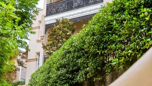 A multi-story building with balconies, surrounded by lush greenery. - Quiet Glebe Studio Near Parks & Cafés (Glebe)