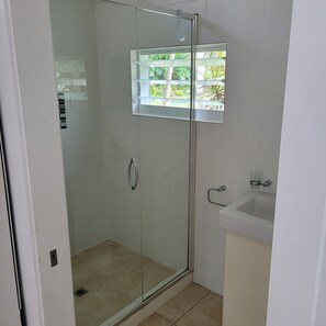 Hair dryer, towels, soap, shampoo - Noosa riverside cottage in Australian bush setting (Cooroibah)