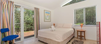 Noosa riverside cottage in Australian bush setting