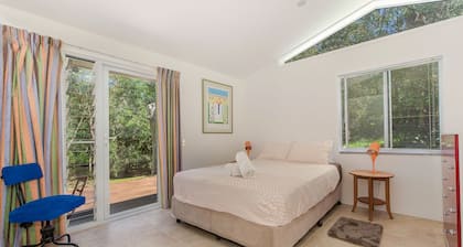 Noosa Riverside Cottage dans un cadre de brousse australien