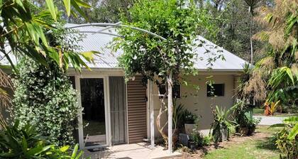 Noosa riverside cottage in Australian bush setting