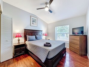 4 bedrooms, iron/ironing board, travel crib, free WiFi - Next to mall and restaurants,2 miles to Disney. 4br/3ba condo with lake view (Kissimmee)