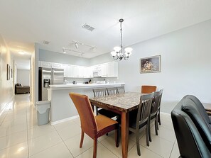Dining - Next to mall and restaurants,2 miles to Disney. 4br/3ba condo with lake view (Kissimmee)
