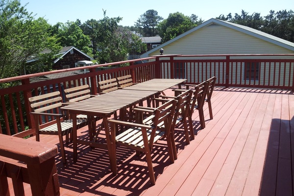 Tree top Views - 2nd Floor, Oversized deck with table and 8 chairs.