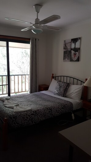 6 habitaciones, tabla de planchar con plancha, wifi y ropa de cama 