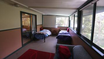 6 habitaciones, tabla de planchar con plancha, wifi y ropa de cama