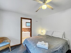 6 slaapkamers, een strijkplank/strijkijzer, wifi, beddengoed